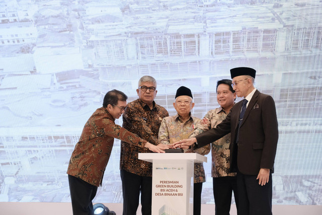 Wakil Presiden K.H. Ma’ruf Amin (tengah) bersama Direktur Utama BSI Hery Gunardi (kedua dari kanan), PJ Gubernur Aceh Bustami Hamzah (keempat dari kanan), Komisaris Utama BSI Muliaman D. Hadad (kiri), dan Wali Nangroe Aceh Tgk Malik Mahmud Al-Haythar (kanan) meresmikan Landmark BSI Aceh di Jalan Teungku Daud Beureuh No.15, Banda Aceh, Kamis (30/5/2024). Foto: Dok. BSI