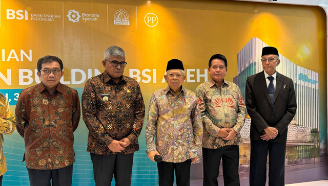 (Dari kiri ke kanan) Komisaris Utama BSI Muliaman D. Hadad,  PJ Gubernur Aceh Bustami Hamzah, Wapres Ma'ruf Amin, Direktur Utama BSI Hery Gunardi, Wali Nangro Aceh Malik Mamud. Foto: Wina Ramadhani/kumparan