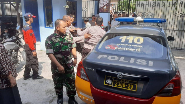 Petugas kepolisian dan TNI berada di SMPN 1 Kasihan Bantul yang diserang oleh yang diduga dari sekolah SMP lain, Kamis (30/5). Foto: Dok. Polres Bantul