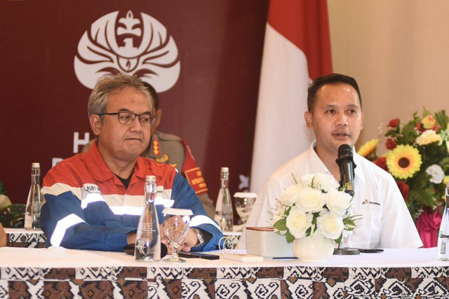 VP Corporate Communication Pertamina Fadjar Djoko Santoso menyampaikan keterangan pers kepada awak media nasional saat konpers Peringatan Hari Lahir Pancasila 2024 di Dumai, Riau, Kamis (30/5/2024). Foto: Dok. Pertamina