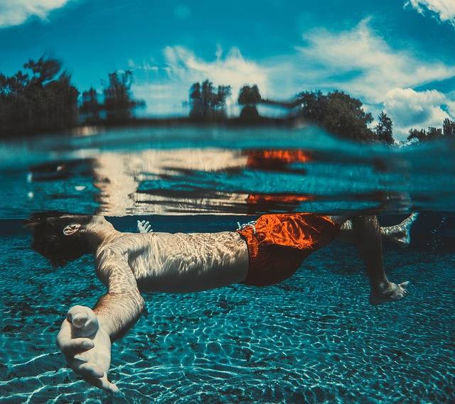 Ilustrasi frekuensi gerakan kaki pada renang gaya bebas adalah enam kali tendangan kaki untuk dua kali putaran lengan. Foto: Pixabay.