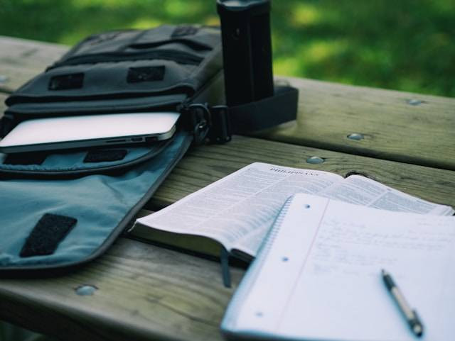 Ilustrasi Soal Bahasa Arab Kelas 7 Semester 2 dan Kunci Jawaban. Foto: dok. Unsplash/Aaron Burden