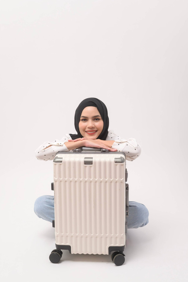 Ilustrasi perempuan Muslim yang sedang traveling. Foto: Thanakorn.P/Shutterstock