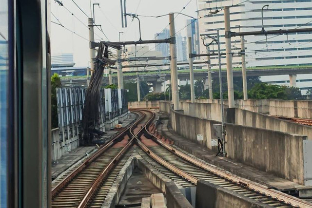 Konstruksi bangunan jatuh di jalur MRT Jakarta Blok M, Kamis (30/5/2024). Foto: Dok. MRT Jakarta