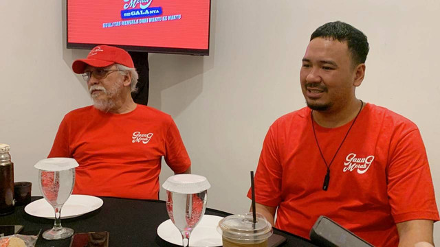 Iwan Fals dan Fabio (perwakilan Gaung Merah) menghadiri konferensi pers event Gaung Merah di Pos Bloc, Jakarta Pusat, Kamis (30/5/2024). Foto: Vincentius Mario/kumparan