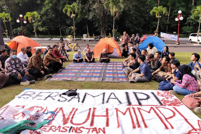 Rektorat UGM menemui mahasiswa yang berkemah di Balairung UGM sejak beberapa hari lalu, Kamis (30/5/2024). Foto: Arfiansyah Panji Purnandaru/kumparan