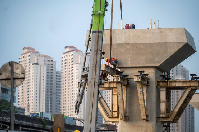 Pekerja menyelesaikan proyek pembangunan Jalan Tol Harbour Road II yang menghubungkan Ancol Timur dan Pluit di kawasan Pandemangan, Jakarta Utara, Kamis (30/5/2024). Foto: Erlangga Bregas Prakoso/ANTARA FOTO