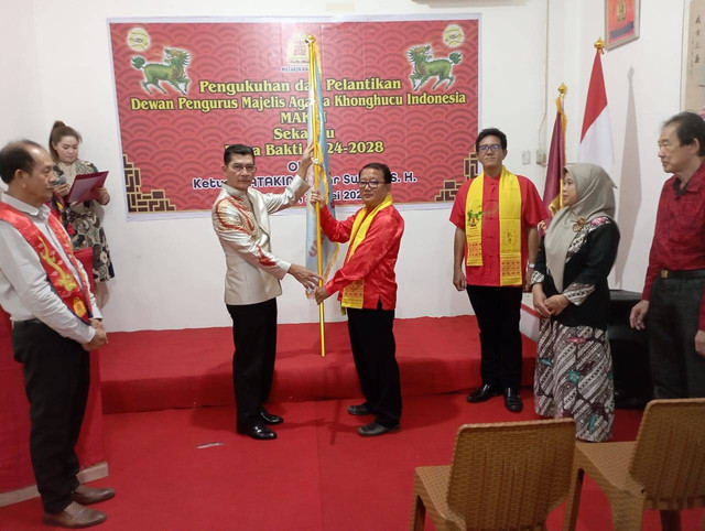 Penyerahan bendera pataka oleh Ketua MATAKIN Kalbar kepada Ketua MAKIN Kabupaten Sekadau. Foto: Dok. MAKIN Kabupaten Sekadau