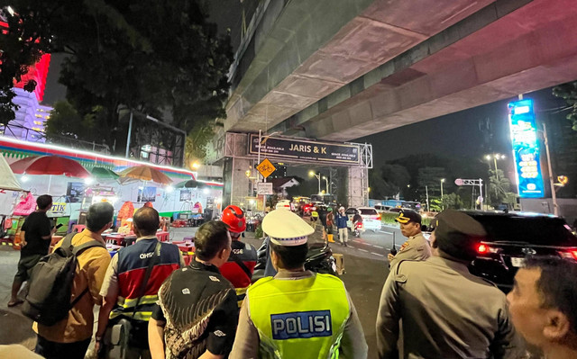 Evakuasi material konstruksi Gedung Kejaksaan Agung yang jatuh di jalur MRT Jakarta di kawasan Kebayoran Baru, Jakarta Selatan, Kamis (30/5/2024). Foto: Jonathan Devin/kumparan