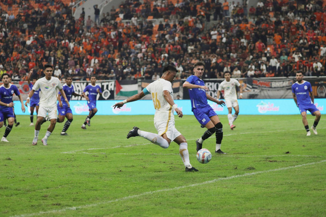 Persija menghadapi PSIS Semarang di turnamen internasional yang berlangsung di Jakarta International Stadium (JIS), Kamis (30/5/2024). Foto: Jamal Ramadhan/kumparan