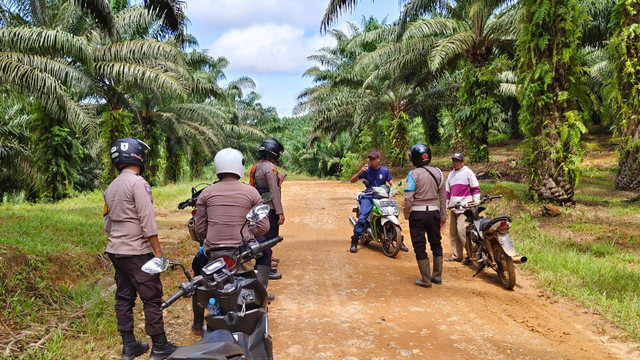 Kapolsek Nanga Mahap bersama anggotanya melakukan patroli. Foto: Dok. Polsek Nanga Mahap