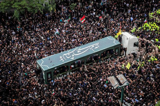 Lautan pelayat menghadiri upacara pemakaman mendiang Presiden Iran Ebrahim Raisi di Mashhad, Iran, Kamis (23/5/2024). Foto : Kepresidenan Iran/WANA via REUTERS