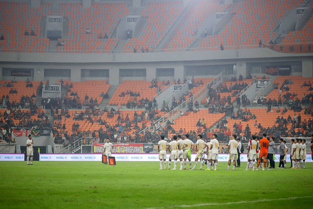 Maman Abdurrahman dan Toni Sucipto menyapa Jak Mania usai pertandingan Persija melawan PSIS di Jakarta International Stadium (JIS), Jakarta, Kamis (30/5/2024). Foto: Jamal Ramadhan/kumparan