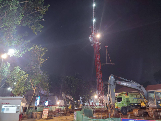 Evakuasi crane dan materian besi proyek Kejagung yang jatuh di jalur MRT, Jakarta, Kamis (30/5/2024) malam. Foto: Hutama Karya