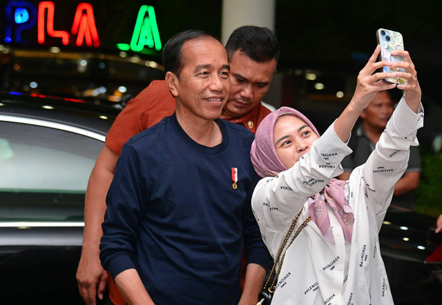 Presiden Joko Widodo foto bersama warga saat mengunjungi Lippo Plaza, Lubuklinggau, Sumatra Selatan, Kamis (30/5) malam. Foto: Dok. Muchlis Jr - Biro Pers Sekretariat Presiden