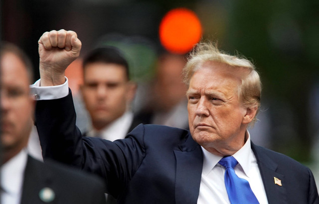 Mantan Presiden AS Donald Trump mengepalkan tangan di luar Trump Tower setelah putusan pengadilan pidana atas tuduhan memalsukan catatan bisnis di New York City, AS 30 Mei 2024. Foto: REUTERS /Eduardo Munoz