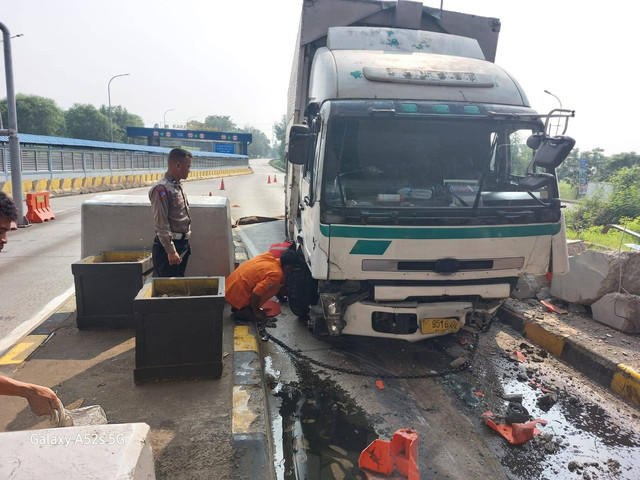 Truk yang menabrak 2 mobil di Gerbang Exit Tol Karawang Barat 2, Jumat (31/5/2024). Dok: kumparan