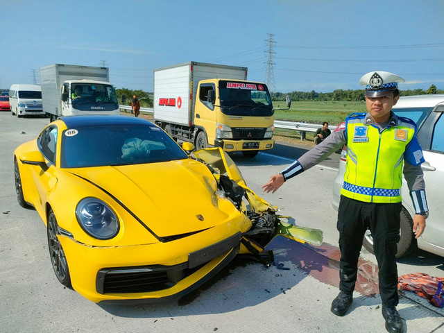 Mobil Porsche dengan nopol S 79 yang menabrak Honda Jazz, Jumat (31/5/2024). Dok. PJR Ditlantas Polda Jatim