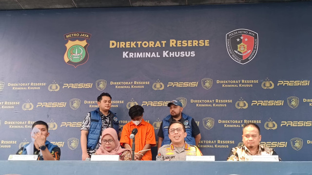 Deky Yanto (25), tersangka penjual ribuan konten video porno anak yang dipromosikan lewat X, Jumat (31/5). Foto: Thomas Bosco/kumparan