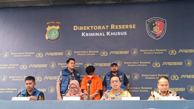 Deky Yanto (25), tersangka penjual ribuan konten video porno anak yang dipromosikan lewat X, Jumat (31/5). Foto: Thomas Bosco/kumparan