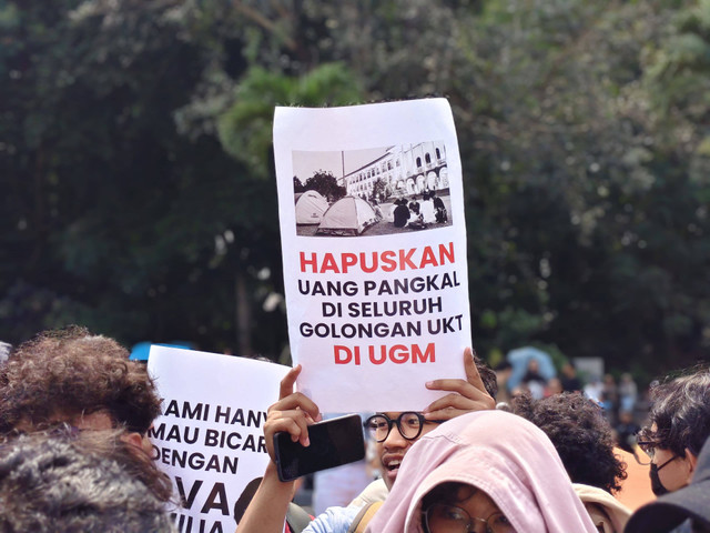 Aksi mahasiswa UGM sebagai bentuk protes adanya Iuran Pengembangan Institusi (IPI) atau uang pangkal dan tingginya Uang Kuliah Tunggal (UKT), Jumat (31/5). Foto: Arfiansyah Panji Purnandaru/kumparan