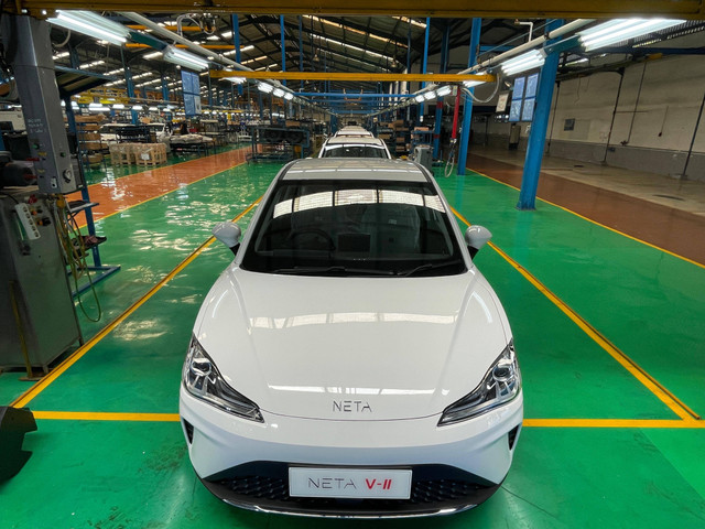 Suasana produksi massal perdana mobil listrik Neta V-II oleh PT Neta Auto Indonesia dan PT Handal Indonesia Motor di Pondok Ungu, Bekasi, Jumat (31/5/2024). Foto: Sena Pratama/kumparan