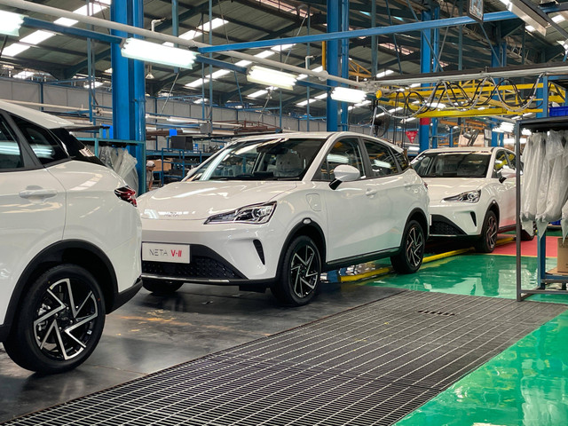 Suasana produksi massal perdana mobil listrik Neta V-II oleh PT Neta Auto Indonesia dan PT Handal Indonesia Motor di Pondok Ungu, Bekasi, Jumat (31/5/2024). Foto: Sena Pratama/kumparan