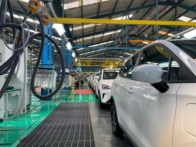 Suasana produksi massal perdana mobil listrik Neta V-II oleh PT Neta Auto Indonesia dan PT Handal Indonesia Motor di Pondok Ungu, Bekasi, Jumat (31/5/2024). Foto: Sena Pratama/kumparan