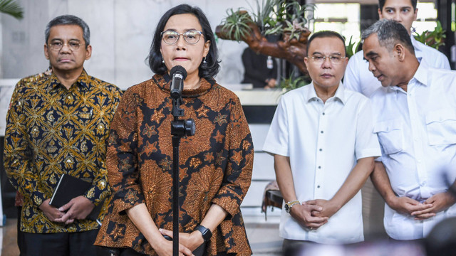 Menteri Keuangan Sri Mulyani (kedua kiri) bersama Wakil Menteri Keuangan Suahasil Nazara (kiri), Ketua Tim Gugus Tugas Sinkronisasi Prabowo-Gibran Sufmi Dasco Ahmad (kedua kanan) usai melakukan pertemuan tertutup di Kantor Kementerian Keuangan. Foto: ANTARA FOTO/Galih Pradipta