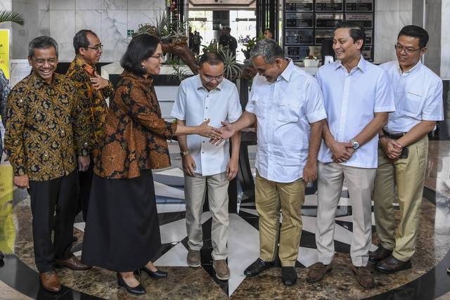 Menteri Keuangan Sri Mulyani (ketiga kiri), Wakil Menteri Keuangan Suahasil Nazara (kiri) berjabat tangan dengan Ketua Tim Gugus Tugas Sinkronisasi Prabowo-Gibran Sufmi Dasco Ahmad (tengah) di Kantor Kementerian Keuangan. Foto: ANTARA FOTO/Galih Pradipta