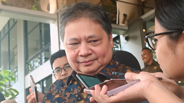 Menko Bidang Perekonomian Airlangga Hartarto di kantornya, Jumat (31/5).  Foto: Ave Airiza Gunanto/kumparan