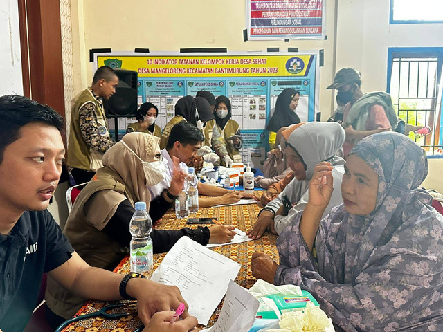 Mahasiswa Kedokteran Unismuh Gelar Bakti Sosial Kesehatan di Desa Mangeloreng