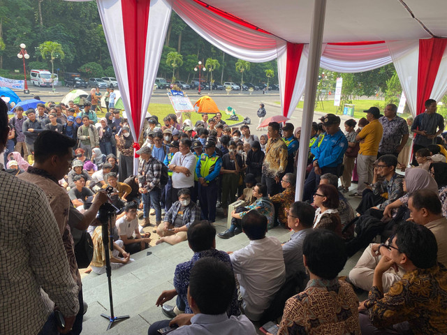 Rektor UGM, Ova Emilia, saat menemui puluhan mahasiswa UGM yang aksi menuntut penghapusan IPI di depan Gedung Rektorat UGM, Jumat (31/5). Foto: Resti Damayanti/Pandangan Jogja