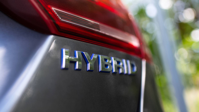 Ilustrasi mobil hybrid. Foto: Lalandrew/Shutterstock