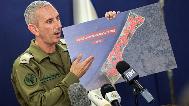 Juru bicara militer Israel Daniel Hagari menggunakan infografik yang dibuat dengan hati-hati untuk menyajikan narasi Israel tentang kebijakan perangnya kepada media dari The Kirya, yang merupakan kantor Kementerian Pertahanan Israel, di Tel Aviv pada 18 Oktober 2023. (AFP/Gil Cohen-Magen)
