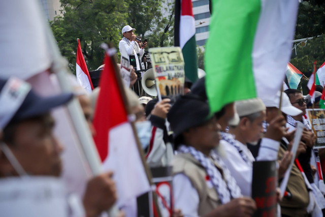 Massa melakukan aksi solidaritas untuk Palestina di seberang Kedutaan Besar Amerika Serikat (Kedubes AS), Jalan Medan Merdeka Selatan, Jakarta, Jumat (31/5/2024). Foto: Jamal Ramadhan/kumparan