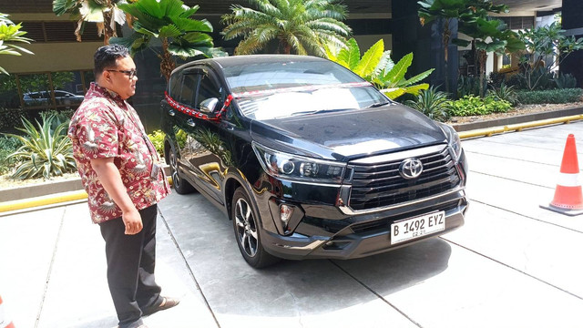 KPK menyita 1 unit mobil merek Toyota Innova Venturer 2.0 A/T milik anak eks Menteri Pertanian Syahrul Yasin Limpo (SYL), Indira Chunda Thita, Kamis (30/5). Foto: Dok. KPK