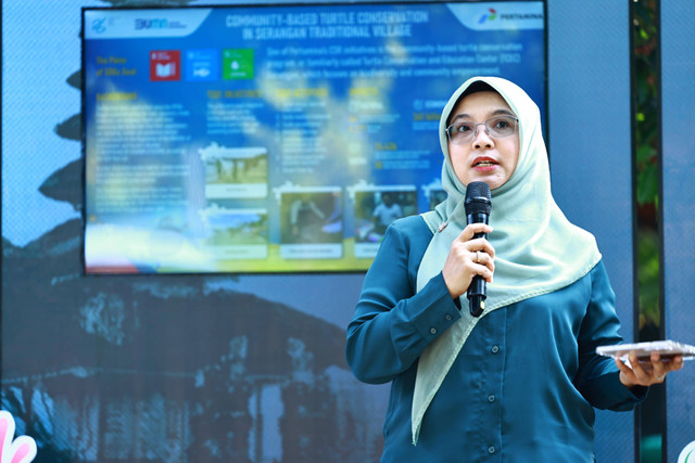  VP CSR & SMEPP Management Pertamina, Fajriyah Usman memberikan sambutan dalam acara site visit bersama perwakilan dari seluruh perusahaan migas negara ASEAN yang diselenggarakan di Turtle Conservation and Education Center (TCEC) yang merupakan salah satu program binaan Pertamina, khususnya Pertamina Patra Niaga area Jatimbalinus Bali, Tukad Punggawa, Serangan, Denpasar, Bali, Rabu (29/5/2024).  Foto: Dok. Pertamina