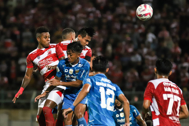 Pemain Madura United Fachruddin Wahyudi Aryanto berebut bola dengan pemain Persib Bandung Febri Hariyadi pada pertandingan leg kedua Final Championship Series BRI Liga 1 di Stadion Gelora Bangkalan, Bangkalan, Jawa Timur, Jumat (31/5/2024). Foto: Rizal Hanafi/ANTARA FOTO