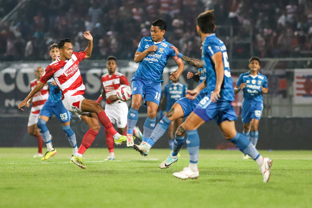 Pemain Madura United Koko Ari Araya (kiri) berebut bola dengan pemain Persib Bandung Dedi Kusnandar (tengah) pada pertandingan leg kedua Final Championship Series BRI Liga 1 di Stadion Gelora Bangkalan, Bangkalan, Jawa Timur, Jumat (31/5/2024). Foto: Rizal Hanafi/ANTARA FOTO