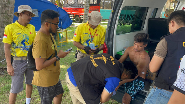 Tourist Police Polres Pesisir Barat saat membantu atlet surfing yang mengalami cedera di ajang Krui Pro WSL QS 5000 di Pesibar. | Foto: Dok Humas Polres Pesisir Barat