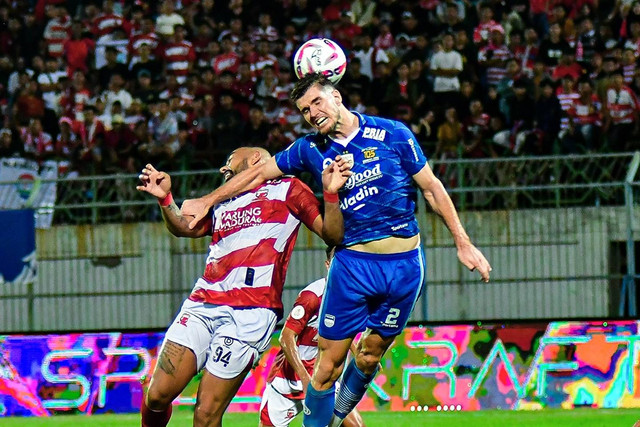 Madura United melawan Persib Bandung pada pertandingan leg kedua Final Championship Series BRI Liga 1 di Stadion Gelora Bangkalan, Bangkalan, Jawa Timur, Jumat (31/5/2024). Foto: Instagram/@persib