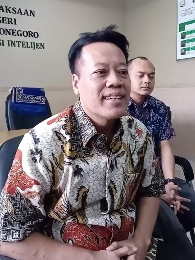 Kepala Kejaksaan Negeri (Kajari) Bojonegoro, Muji Martopo saat beri keterangan di kantornya. Jumat (31/05/2023). (Aset: Istimewa)