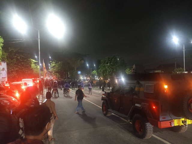 Polisi membubarkan massa yang berkumpul di Jalan Kedung Cowek, Surabaya, Jumat (31/5/2024. Foto: Farusma Okta Verdian/kumparan