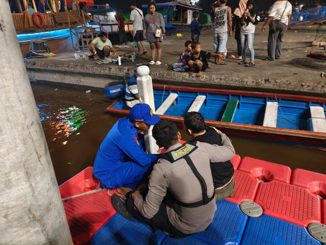 Polair saat menyelamatkan pria yang loncat dari Jembata Tol Kapuas ke Sungai Kapuas. Foto: Dok. Polresta Pontianak