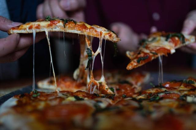 Pizza enak di Jakarta Selatan. Foto hanyalah ilustrasi, bukan tempat yang sebenarnya. Sumber: Unsplash/Brenna Huff