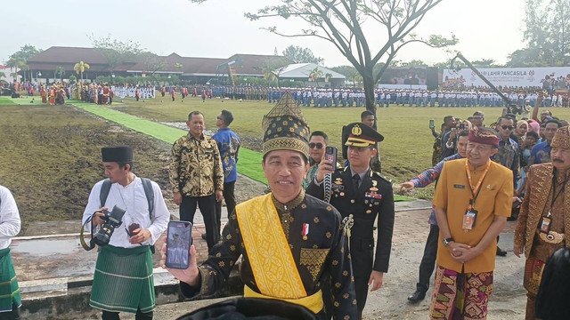 Presiden Jokowi ngevlog dengan Paskibra usai upacara Hari Lahir Pancasila di Lapangan Garuda Pertamina Hulu Rokan, Dumai, Riau, Sabtu (1/6). Foto: Fadlan Nuril Fahmi/kumparan