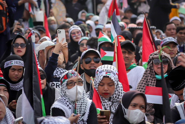 Pengunjuk rasa yang tergabung dalam Koalisi Indonesia Bela Baitul Maqdis melakukan aksi di depan Kedutaan Besar Amerika Serikat (Kedubes AS), Jakarta, Sabtu (1/6/2024). Foto: Jamal Ramadhan/kumparan