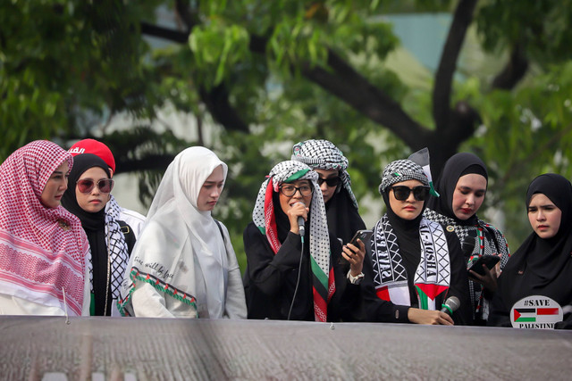 Pengunjuk rasa yang tergabung dalam Koalisi Indonesia Bela Baitul Maqdis melakukan aksi di depan Kedutaan Besar Amerika Serikat (Kedubes AS), Jakarta, Sabtu (1/6/2024). Foto: Jamal Ramadhan/kumparan