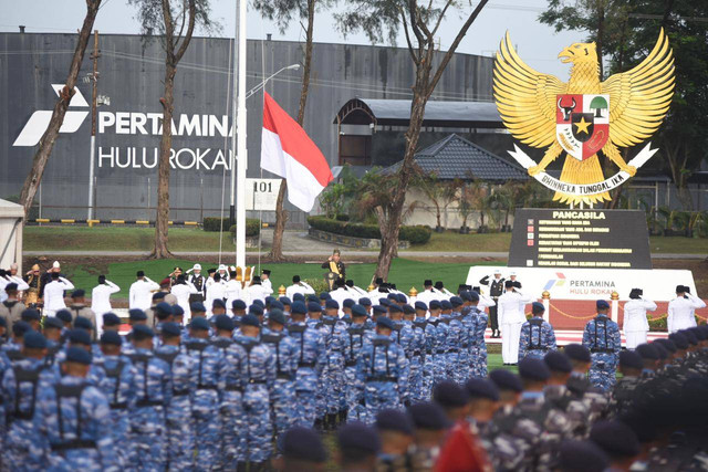 Presiden Republik Indonesia Joko Widodo memberikan hormat kepada sang saka merah putih saat upacara Peringatan Hari Lahir Pancasila 2024 yang diselenggarakan di Lapangan Garuda Pertamina Hulu Rokan, Dumai, Riau, Sabtu (1/6/2024). Foto: Dok. Pertamina